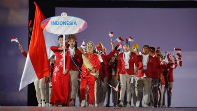 Photo of Langkah Tegap Emilia Nova Bawa Bendera Mera Putih untuk Kontingen Indonesia
