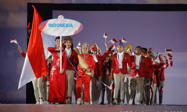Langkah Tegap Emilia Nova Bawa Bendera Mera Putih untuk Kontingen Indonesia