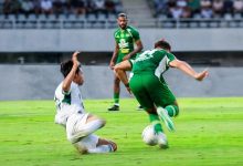 Photo of Dua Kali Tertinggal, Persebaya Akhirnya Raih Satu Poin di Kandang