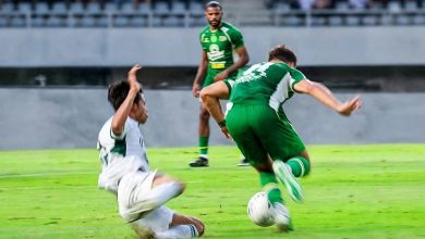 Photo of Dua Kali Tertinggal, Persebaya Akhirnya Raih Satu Poin di Kandang
